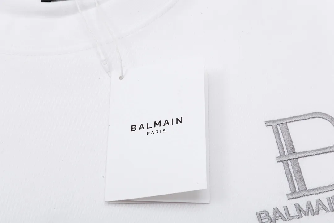 BALMAIN Big B letter embroidery 🪡 The large logo is exquisitely upgraded, inspired by the original Retro fabric in the 1980s. Official Same Style short-sleeved T-shirt. Customized. Gram dyed fabric. Very comfortable to the touch. The latest brick cabinet synchronization for spring and summer. Fashionable and personalized. Super Versatile is good-looking. Very suitable for both men and women. Must-have style. Tag. Collar label. Washed wheat. Complete with three labels. Color: White Size: XS~L